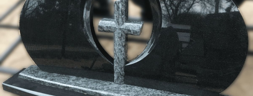 Dvieju daliu paminklas su kryziumi